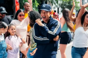 Daddy Yankee se lanza al verano con un alegre nuevo tema y video: ‘Sonríele’